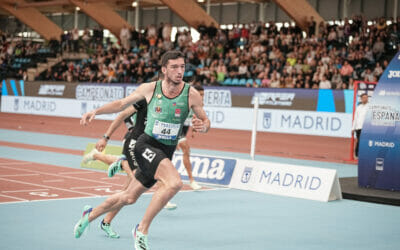 Quique Llopis sufre una aparatosa caída en la final de los 60 vallas del europeo